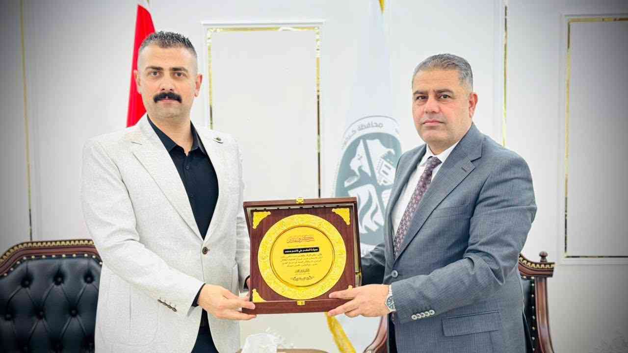 النائب الاول يُكرم ضابط مركز مستشفى كركوك التعليمي .