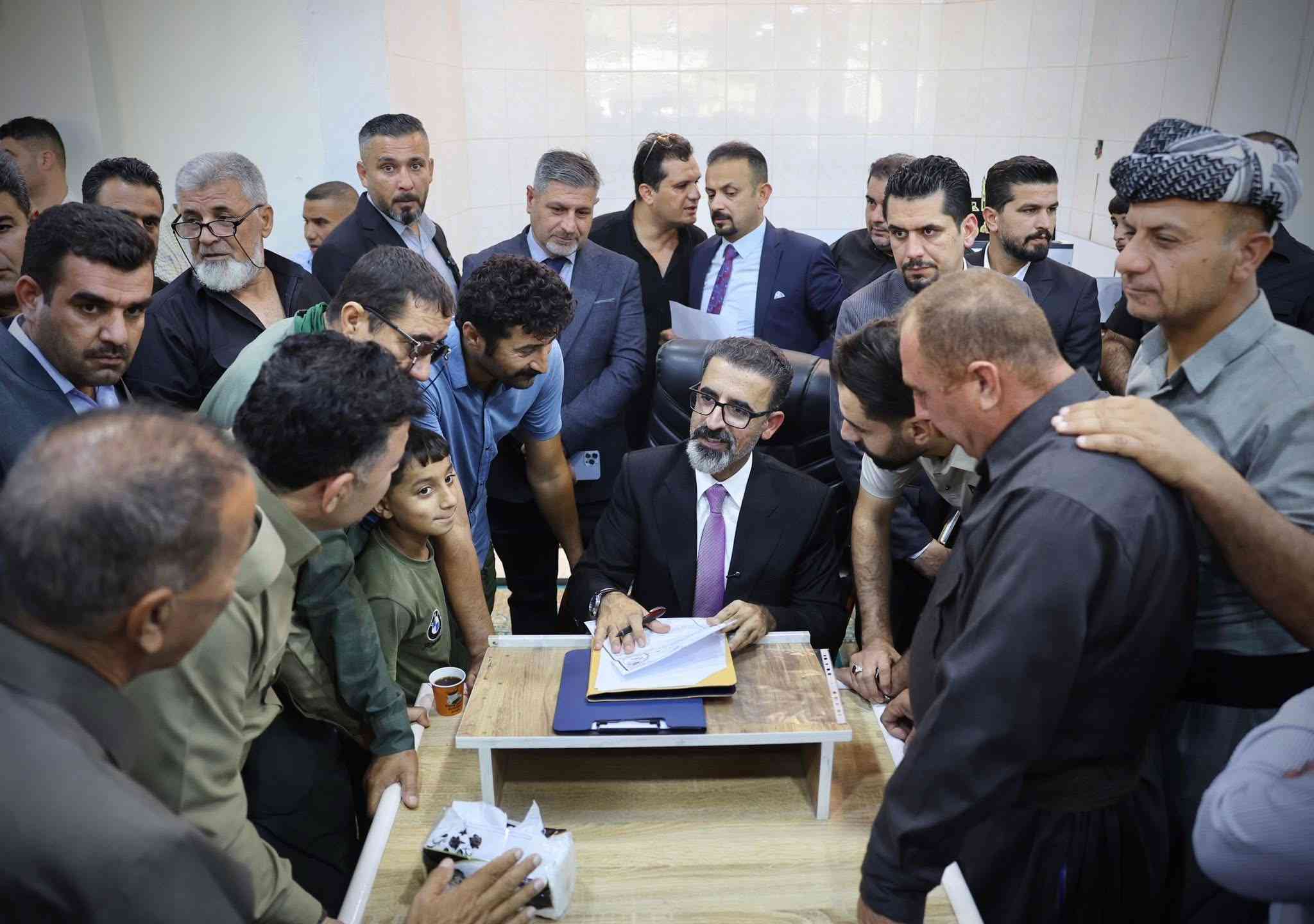 بتوجيه من المحافظ   يبلط طرق وازقة قرية ترجل.