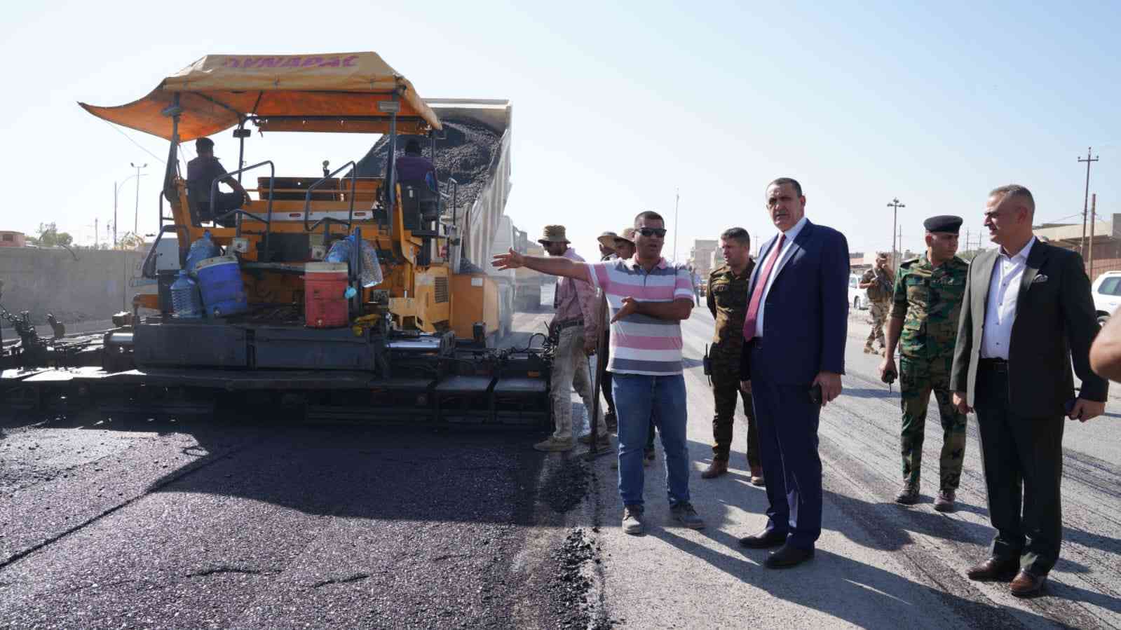 محافظ كركوك ..  يتابع ميدانياً اعمال التبليط بطريق العمل الشعبي .