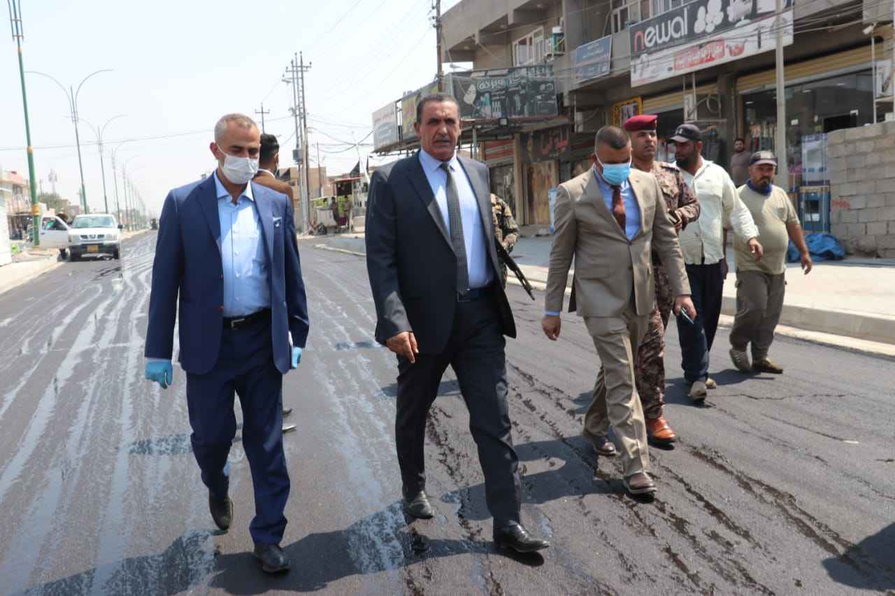      السيد راكان سعيد الجبوري  يتابع بالميدان اعمال التاهيل والتبليط في شارع رأس دوميز / واحد حزيران 