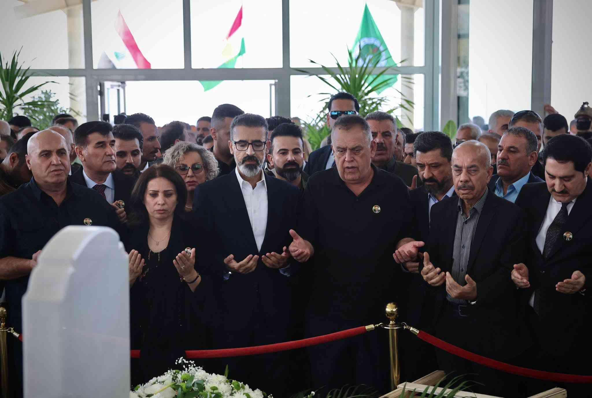 في ذكرى رحيله ..  زار محافظ كركوك السيد ريبوار طه   وجمع من مواطني كركوك   ضريح الرئيس مام جلال (رحمه الله ).