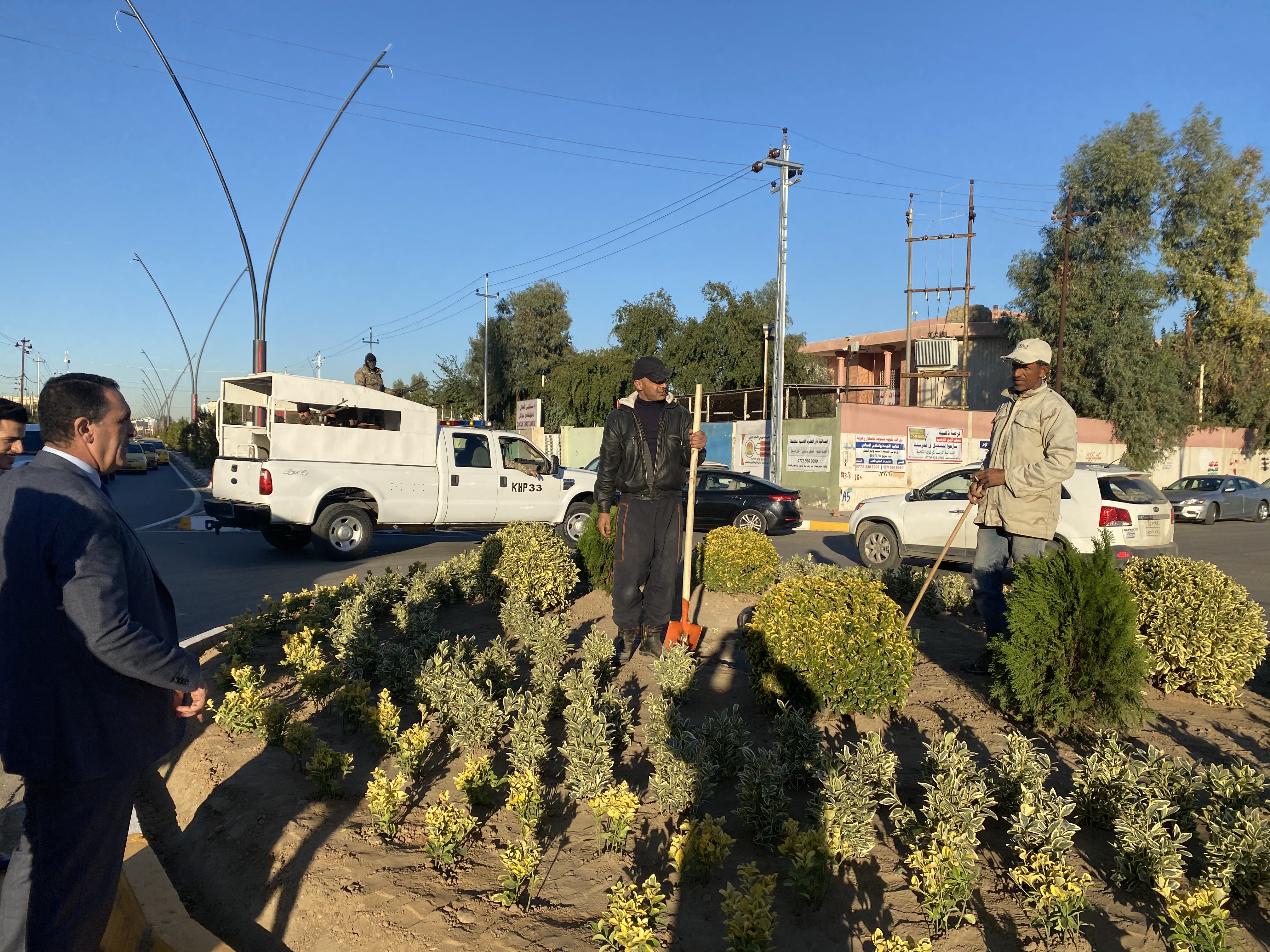  الجبوري  يتابع اعمال تشجير شارع مستشفى الأطفال ويلتقي بعدد من مواطني كركوك 