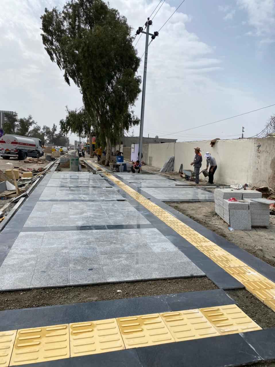 استمرار اعمال اكمال فرش المرمر والصب لمشروع تطوير وتأهيل شارع طريق بغداد .