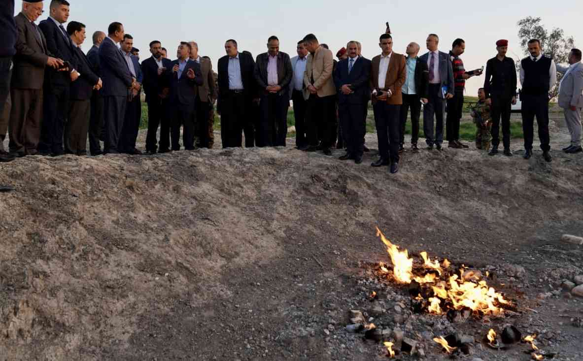 الجبوري وضيوف كركوك الكرام يطلعون على النار الأزلية   والبئر رقم (1) .