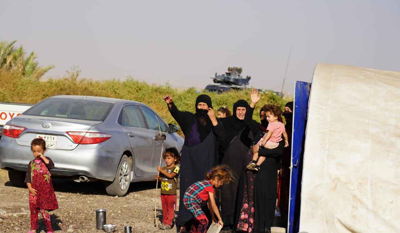         بعد حضوره تجمعا كبيره في احدى القرى المهدمة بقضاء داقوق الجبوري  انتم اليوم تعودون لقراكم ,وتصنعون الحياة وترسخون النصر رغم  راكام ما تهدم  .  محافظ كركوك  يطالب  سكان  القرى المحرره , بدعم قواتنا الأمنية فهي عنوان شرفنا ولولا تضحياتهم لما نحن الي