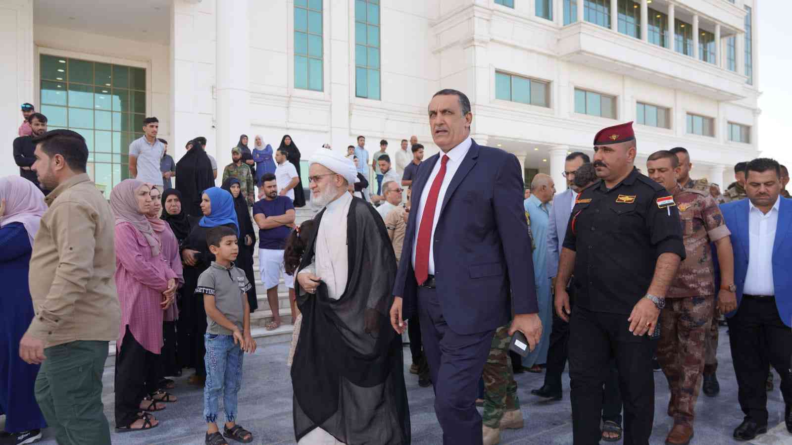محافظ كركوك ..  يقف لتوديع عوائل الشهداء لتأدية مناسك الحج ،انطلاقاً من مبنى المحافظة .