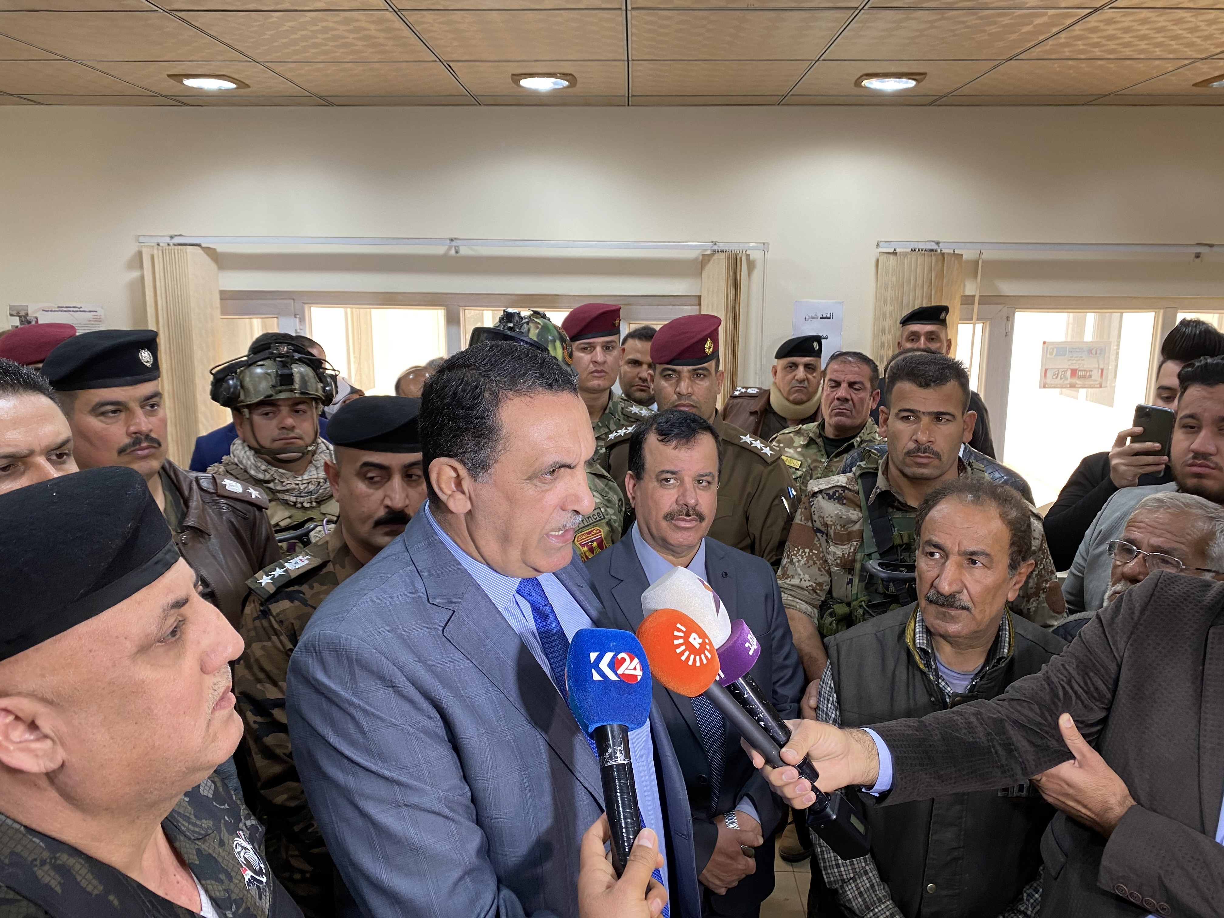      السيد محافظ كركوك  يزور المركز الصحي المخصص لحجر المصابين بكورنا .. ويلتقي اصحاب الورش والمحال في الحي الصناعي.