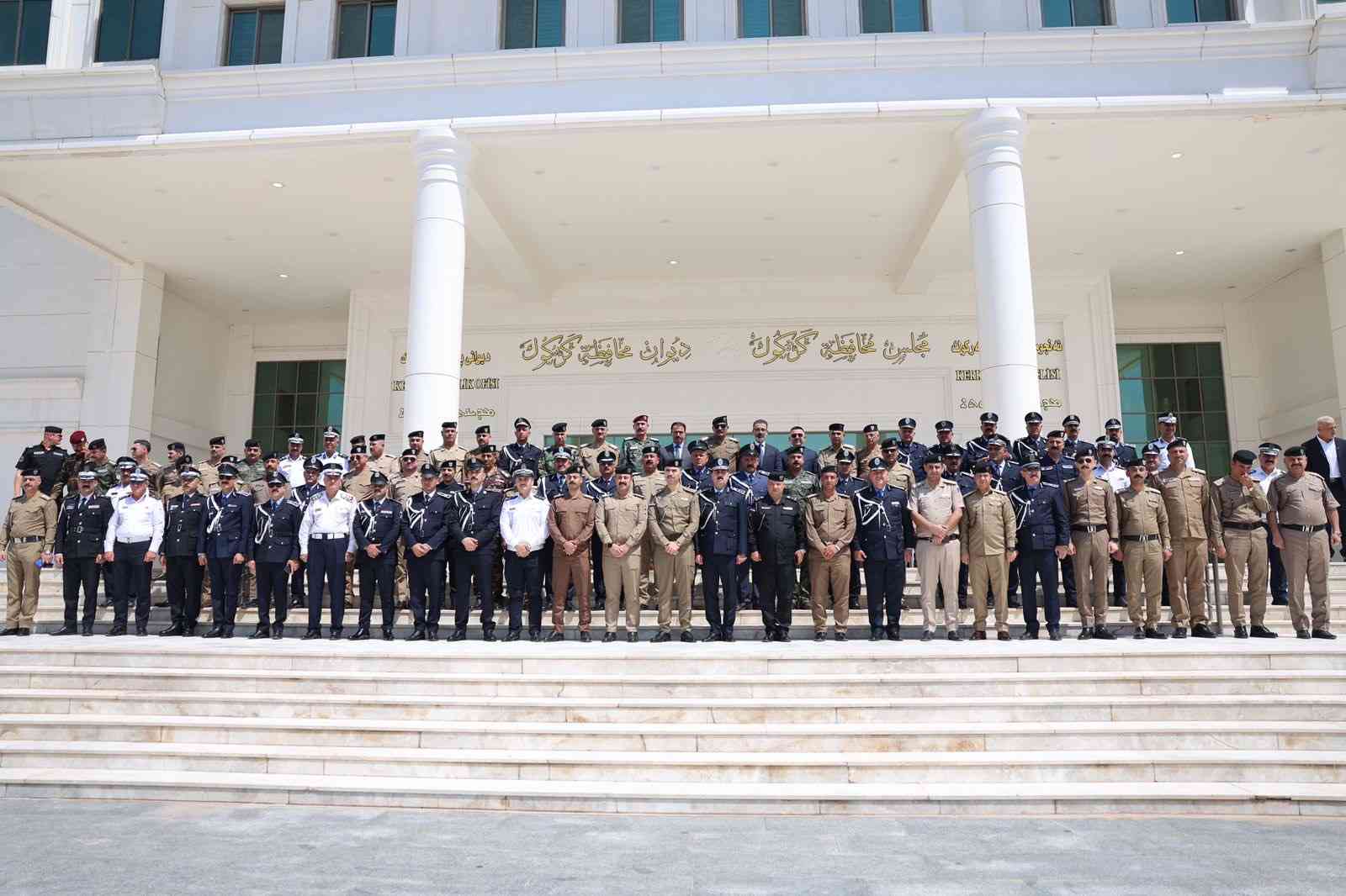 محافظ كركوك بستقبل ضباط شرطة كركوك وتشكيلات وزارة الداخلية بمناسبة ترقيتهم