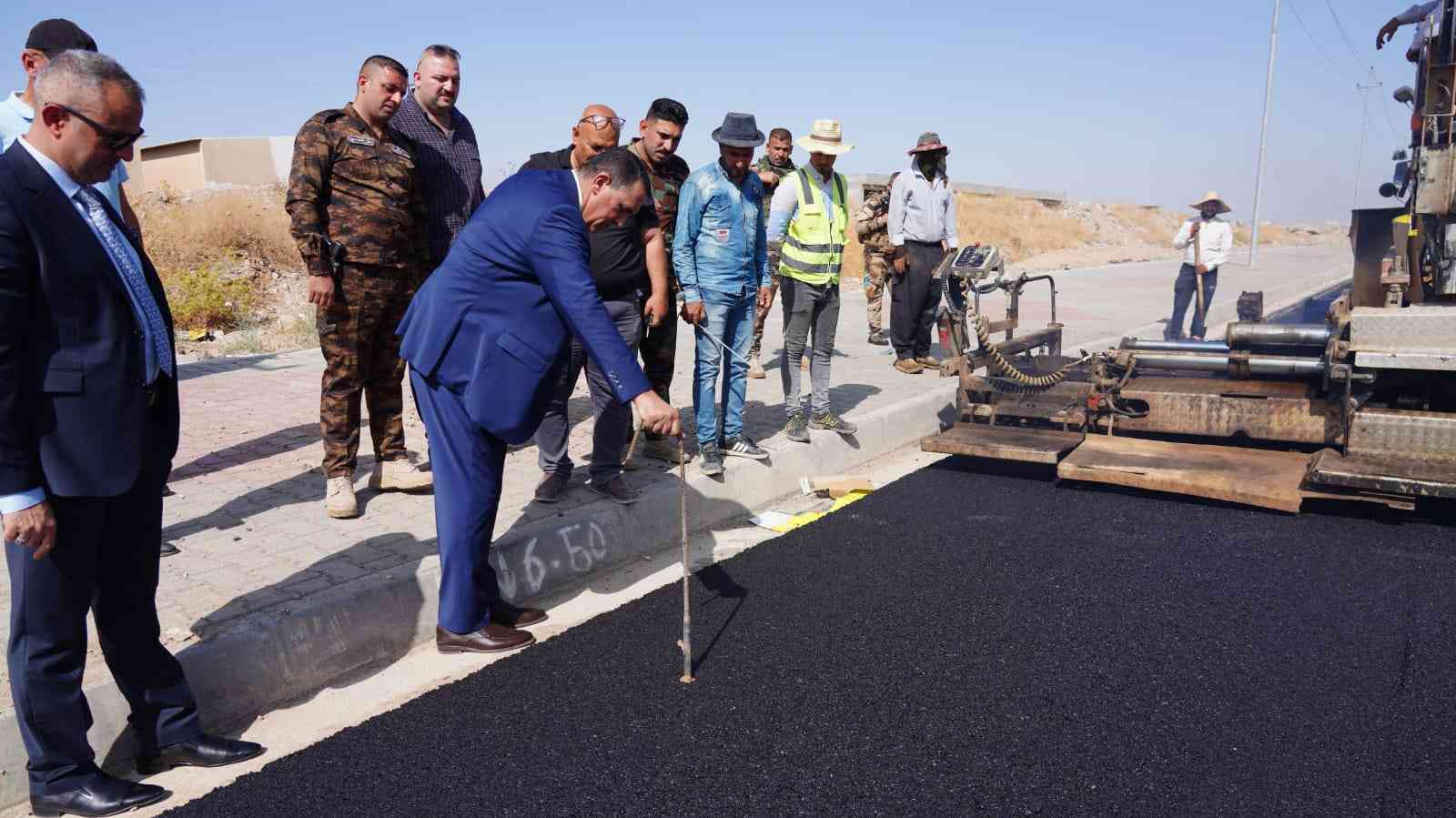 مع ساعات الصباح الأولى ..  الجبوري ،يقف مع المهندسين والعمال ويتابع اعمال اكساء طريق جامعة كركوك .