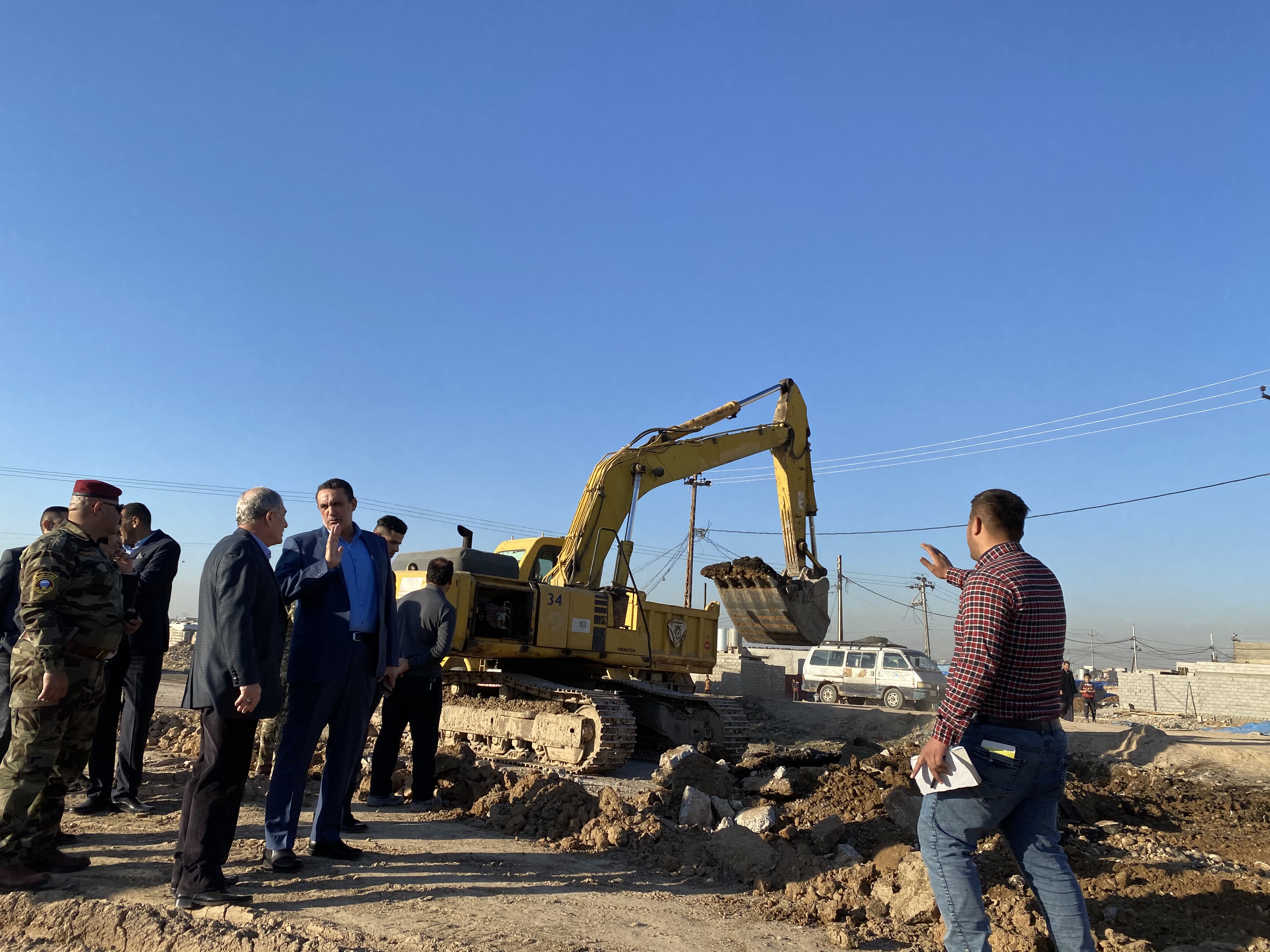 الجبوري  يشرف على اعمال المباشرة بمشروع انشاء الطريق الحولي 