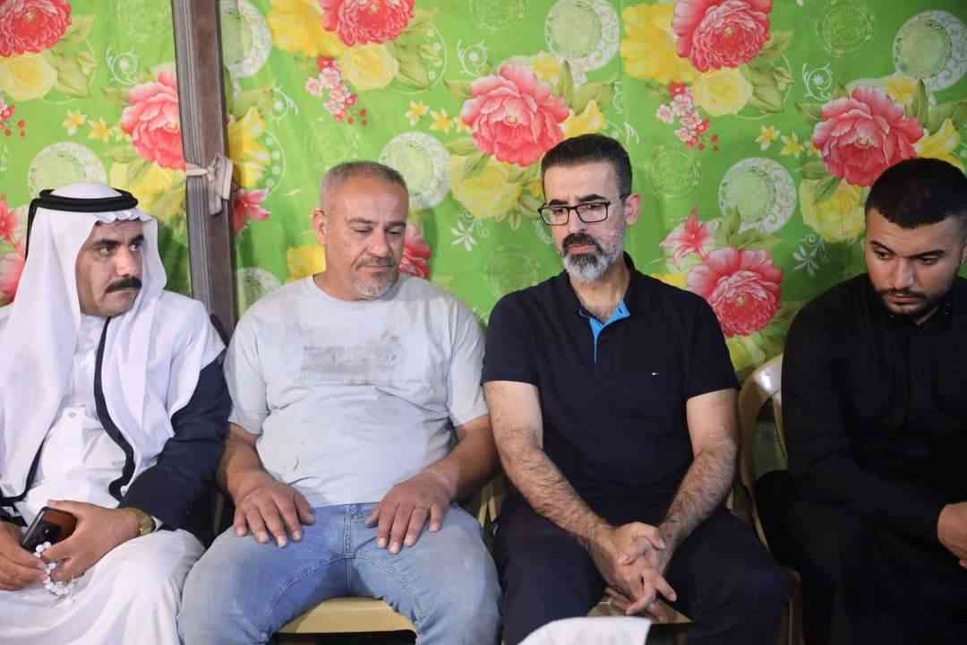 لمواساتهم وتخفيف الالام مصابهم الكبير ..    محافظ كركوك ..  يقدم واجب العزاء في ساعة متأخره ليلاً ، لوالد الضحايا البنات