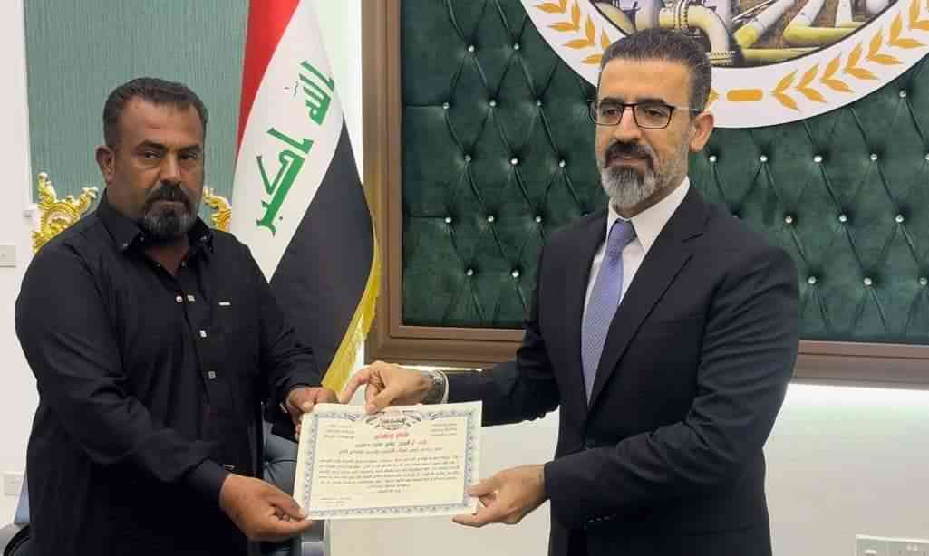 محافظ كركوك ..  يكرم عامل ألخدمة الكريم ( عامر علي حسين )