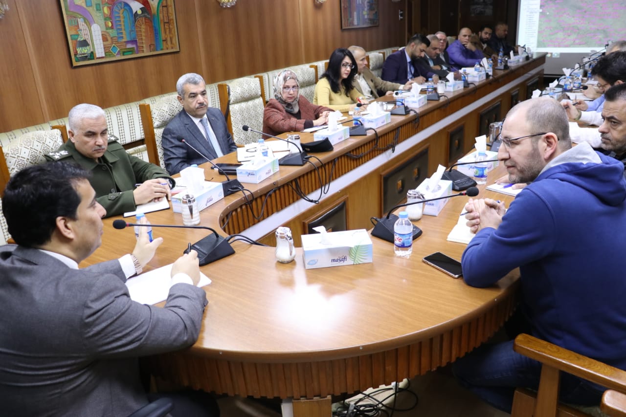   المعاون الفني  يترأس اجتماع لبحث سرعة رفع الأنقاض من القرى المهدمة 