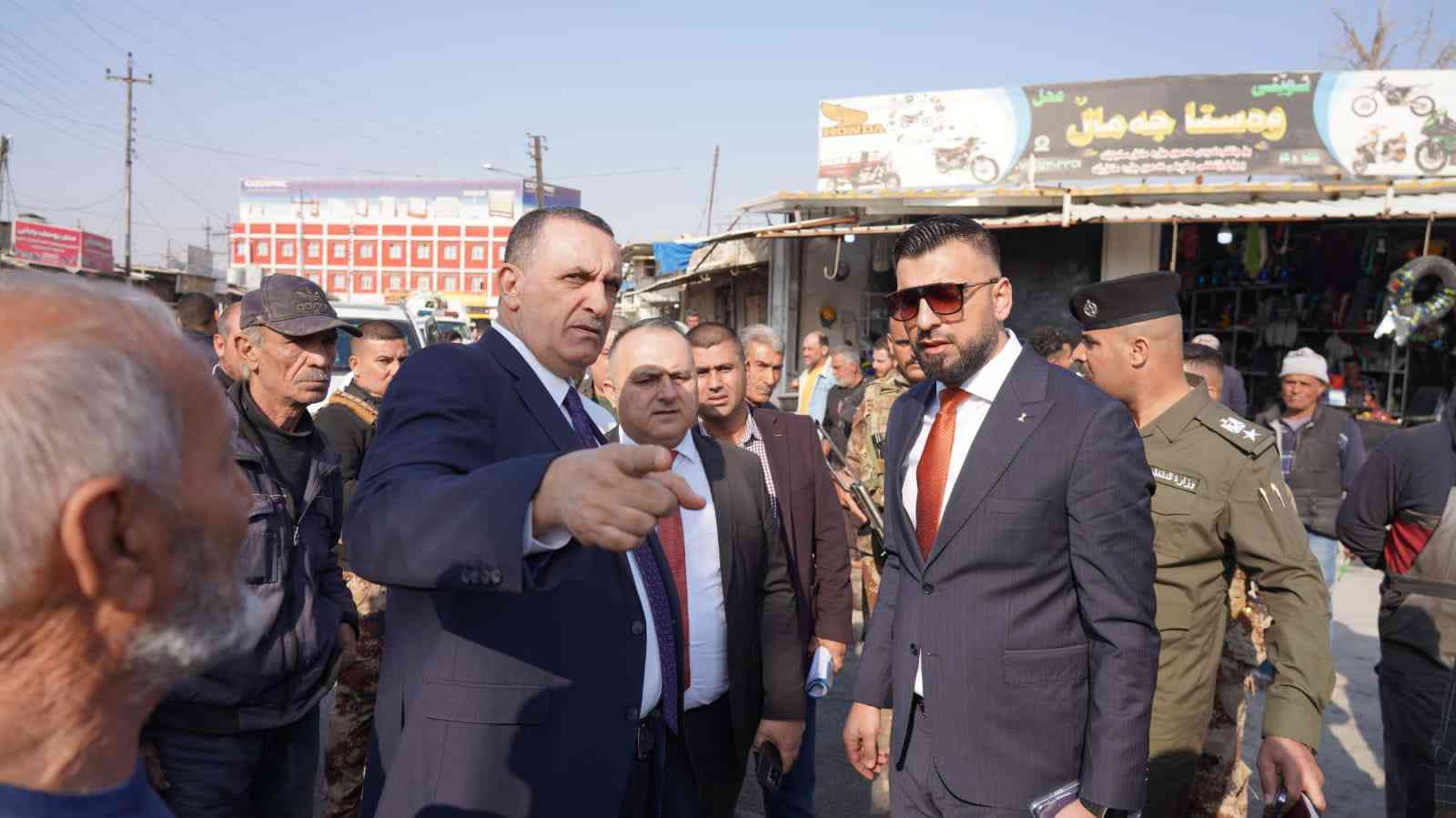 السيد محافظ كركوك راكان سعيد الجبوري ..يتابع ميدانياً اعمال التأهيل والتبليط امام مقبرة الشهداء وسوق الهرج وسط مدينة كركوك .