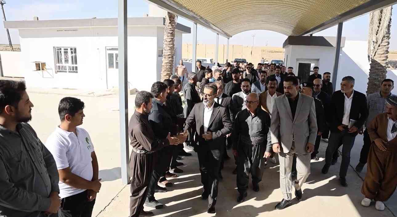 زار السيد محافظ كركوك ريبوار طه   ناحية سركران وعقد اجتماعاً موسعاً في مبنى الناحية مع مجموعة من اهالي الناحية والقرى التابعة لها ، لتأكيد حرص الادارة على خدمة جميع مواطني المحافظة 