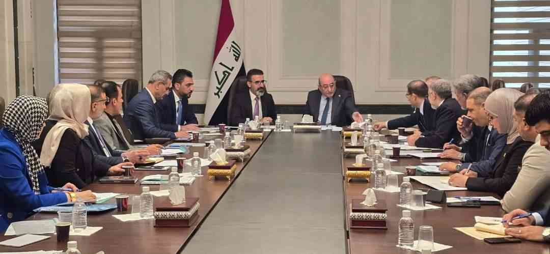 ادارة كركوك ومجلسها .. يرسمون حلول للمدارس الطينية والكرفانية 