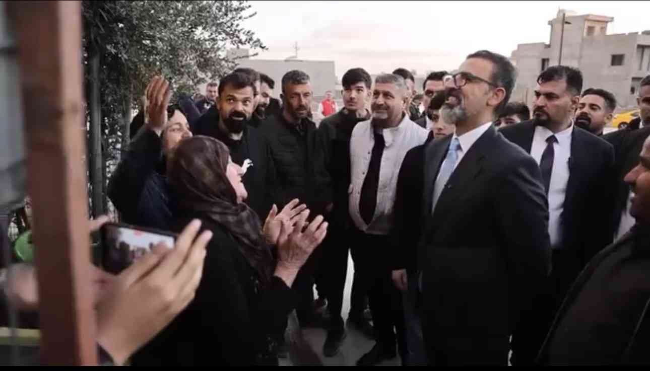 تفقد محافظ كركوك السيد ريبوار طه   أعمال صب الكونكريت في حي نازناز.