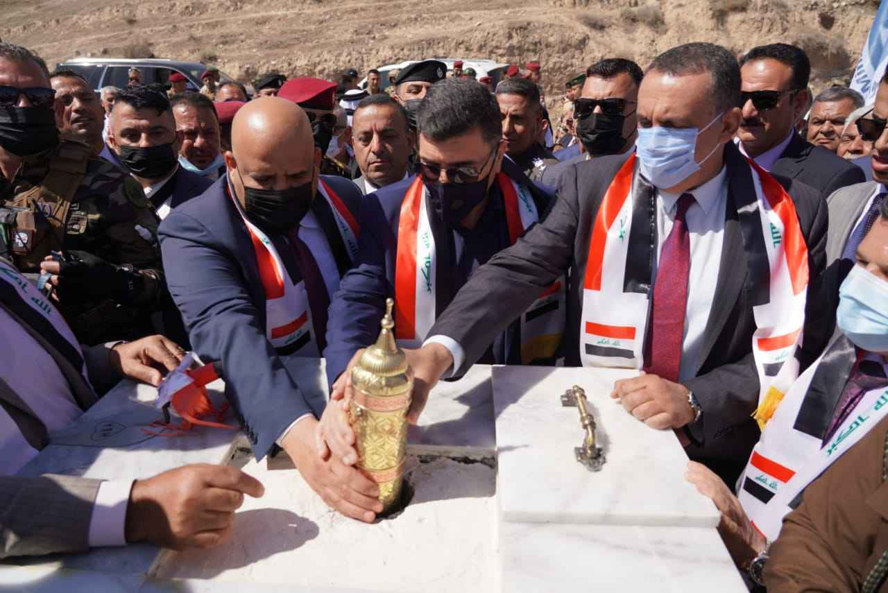بدعم من السيد رئيس الوزراء معالي وزير الموارد المائية  يضع حجر اساس  لبناء سد مكحول .