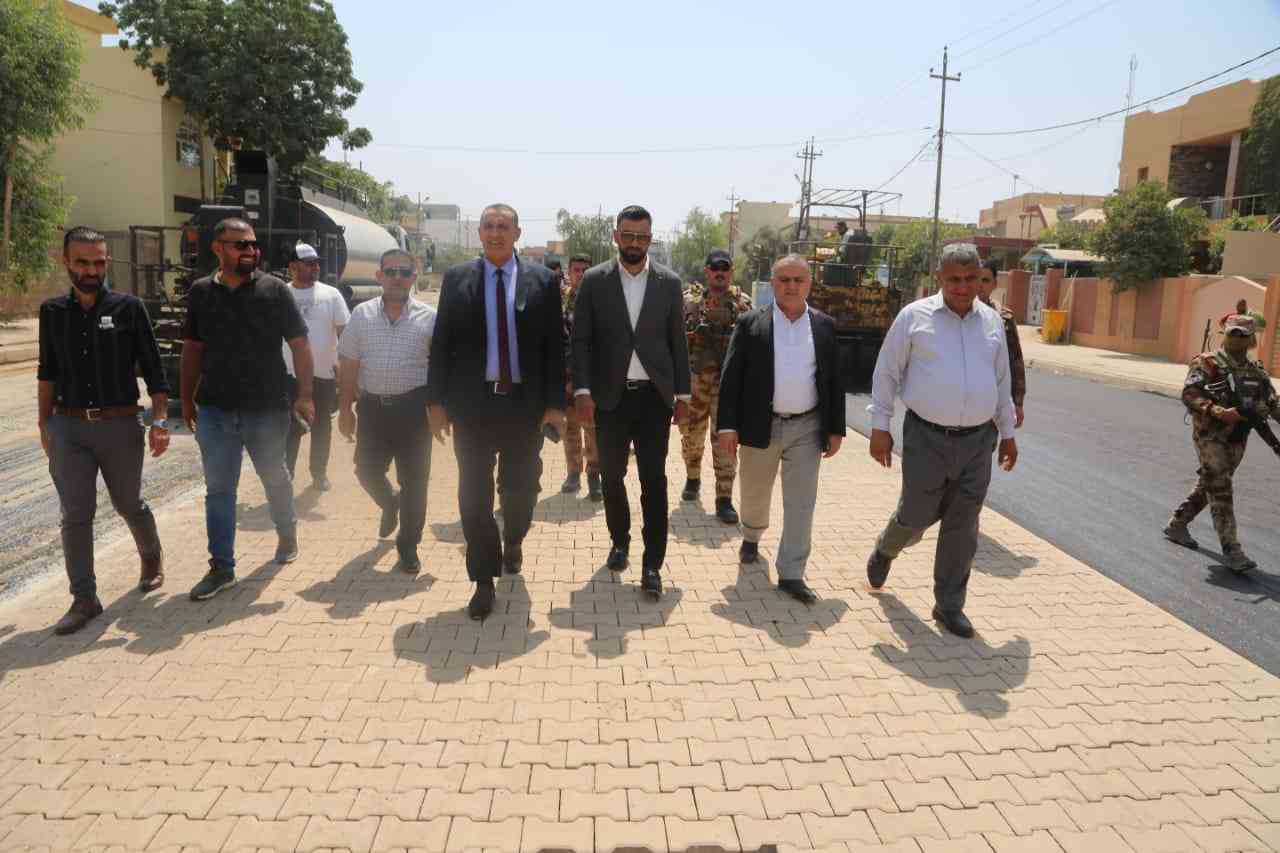 محافظ كركوك ..  يتابع ميدانياً اعمال تبليط شارع مركز القورية .