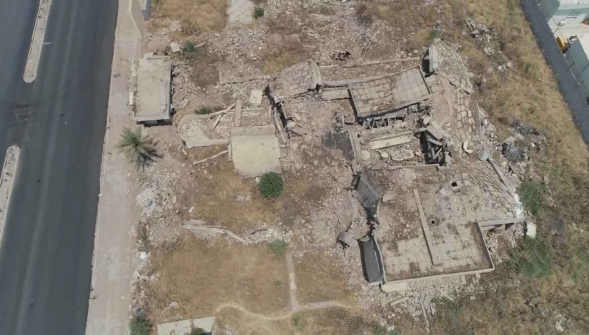 الجبوري  وفريقه الفني يطلع على موقع الدمار الذي لحق بموقع القصف الجوي اثناء فترة احتلال داعش لقضاء الحويجة 