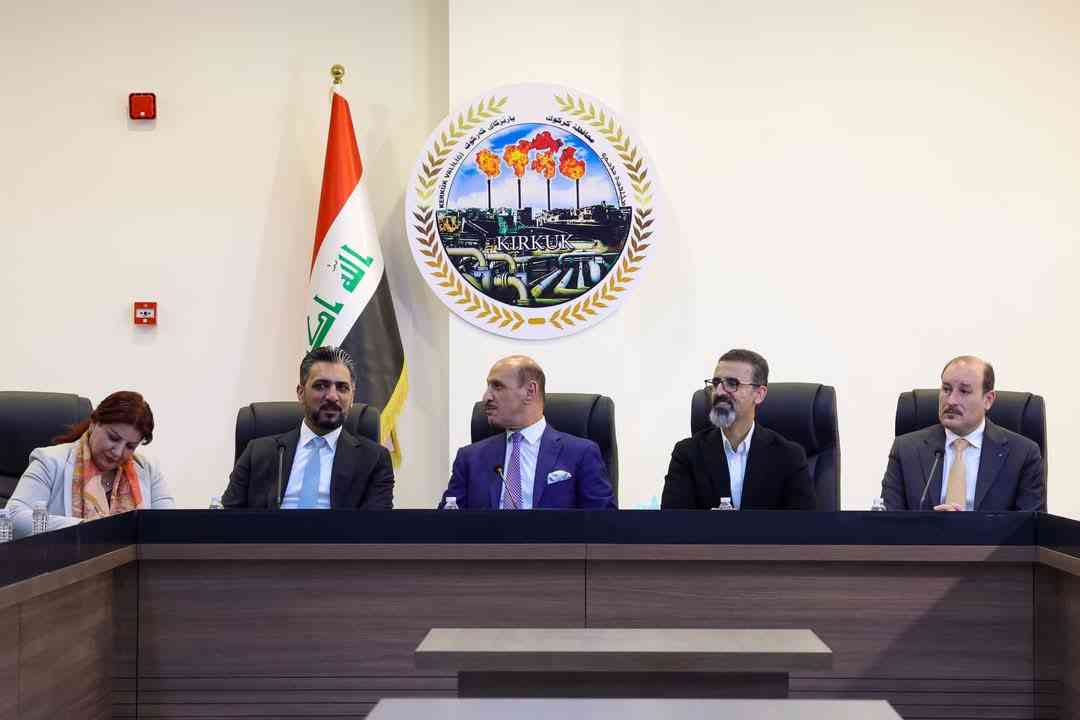 محافظ كركوك ريبوار طه مصطفى   ورئيس الاتحاد العراقي بكرة القدم عدنان درجال ،