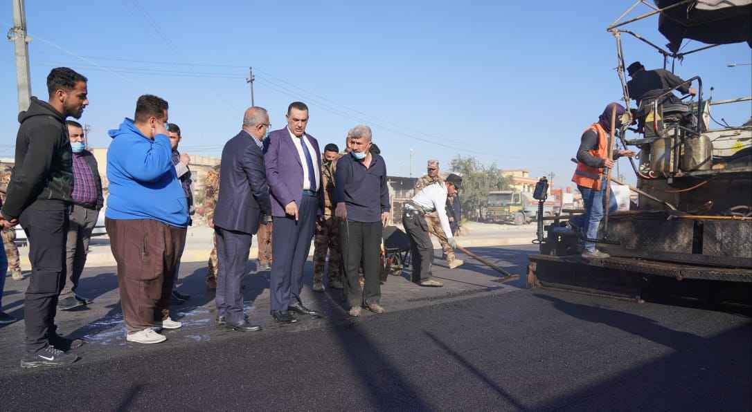      الجبوري  يتابع ميدانيا اعمال التبليط بالطريق الرابط بين حي الواسطي / الى مبنى رئاسة جامعة كركوك .