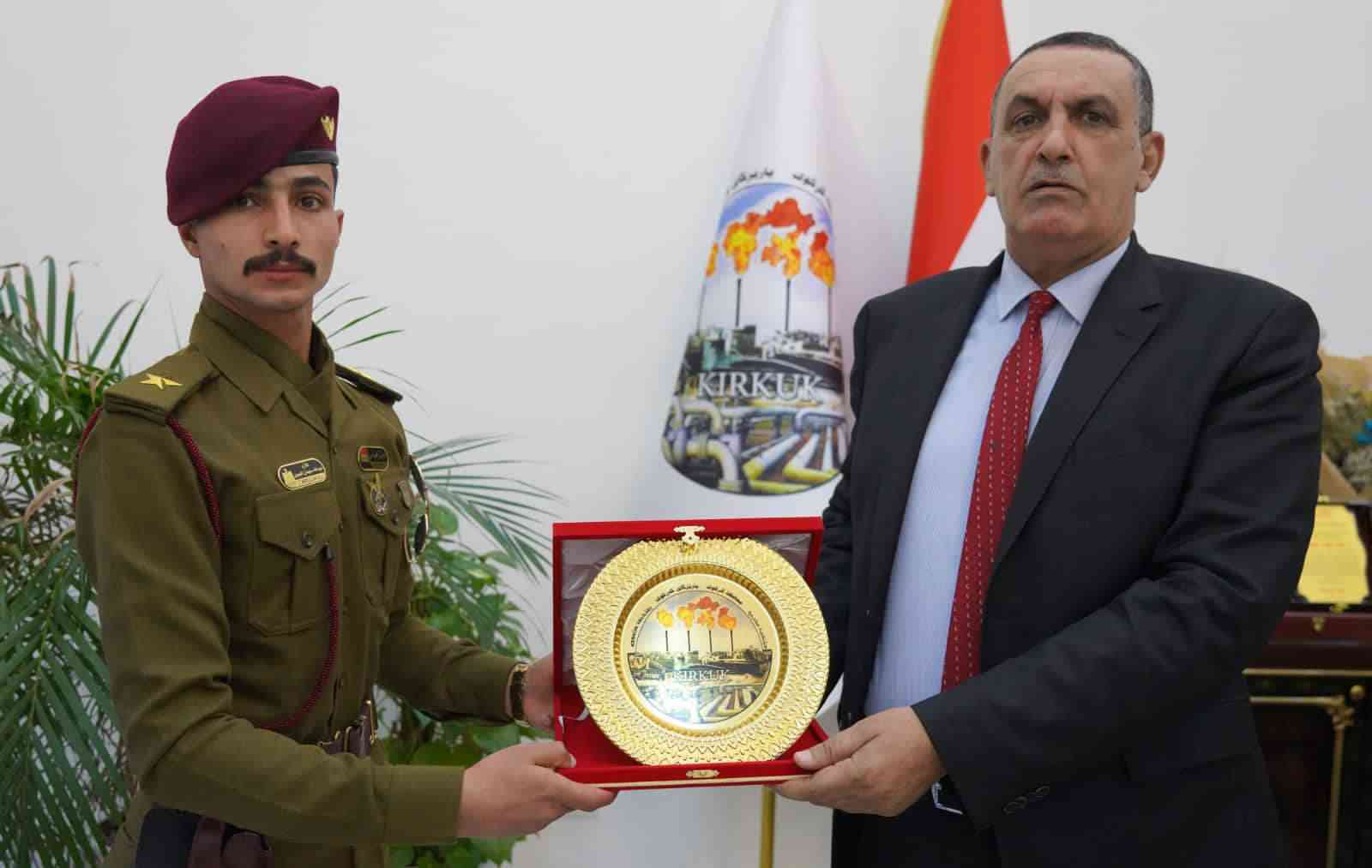 السيد محافظ كركوك .. يقدم درع المحافظة للملازم عبد الله سليمان الجبوري ،من اهلنا الكرام في قرية رنجي التابعة لقضاء الحويجة والذي حصل على المرتبة الاولى بالكلية العسكرية .