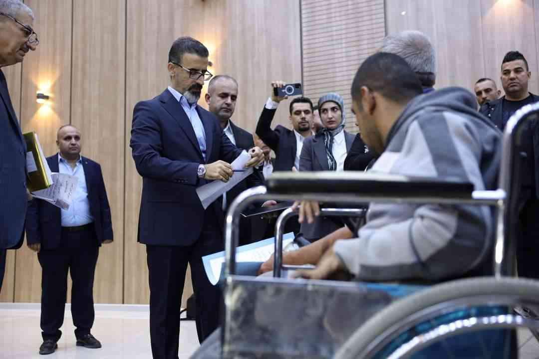 محافظ كركوك ريبوار طه مصطفى   يلتقي مواطني كركوك الكرام   منذ ساعات الصباح الاولى .