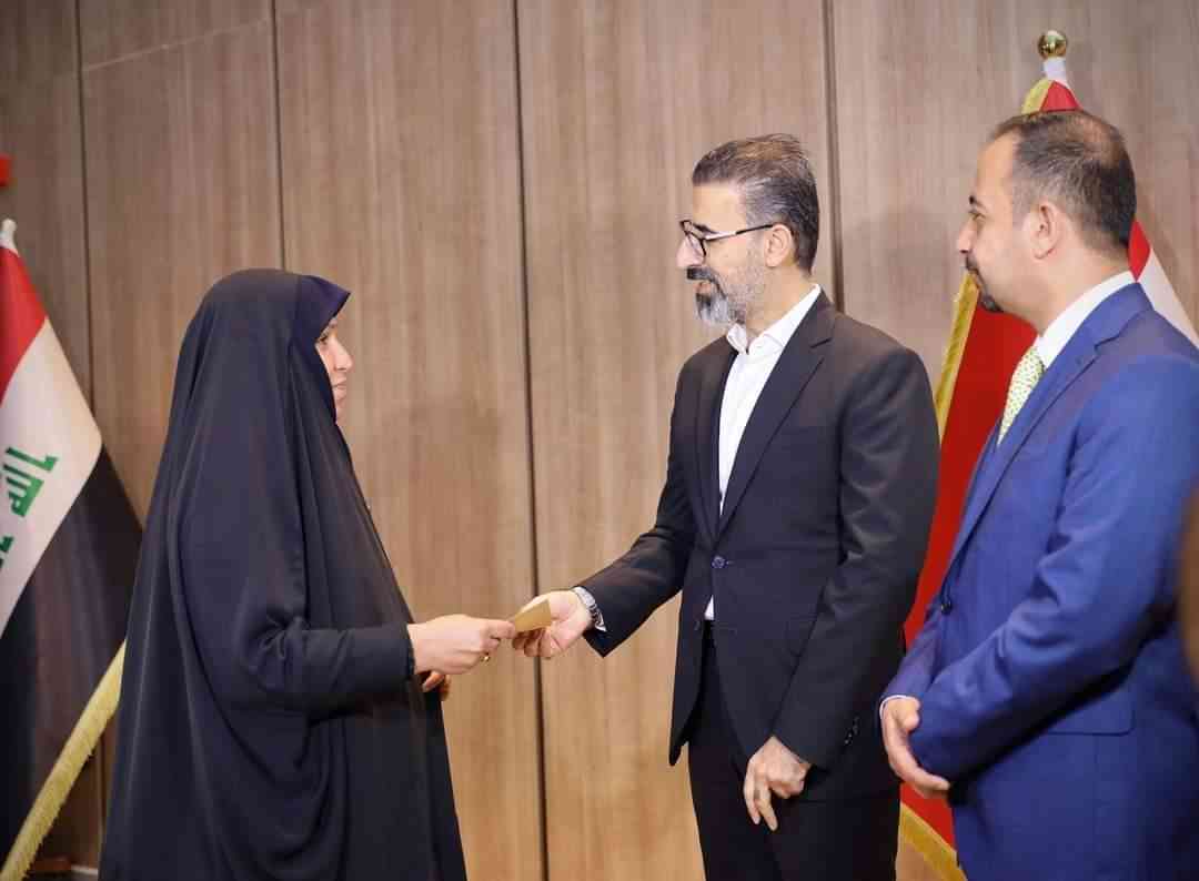 محافظ كركوك ريبوار طه   يوزع وجبة جديدة من التعويضات لضحايا  الارهاب والعمليات العسكرية .