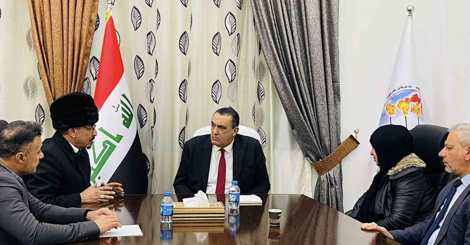 نقابة المعلمين العراقيين يقدم درع التميز للسيد محافظ كركوك .