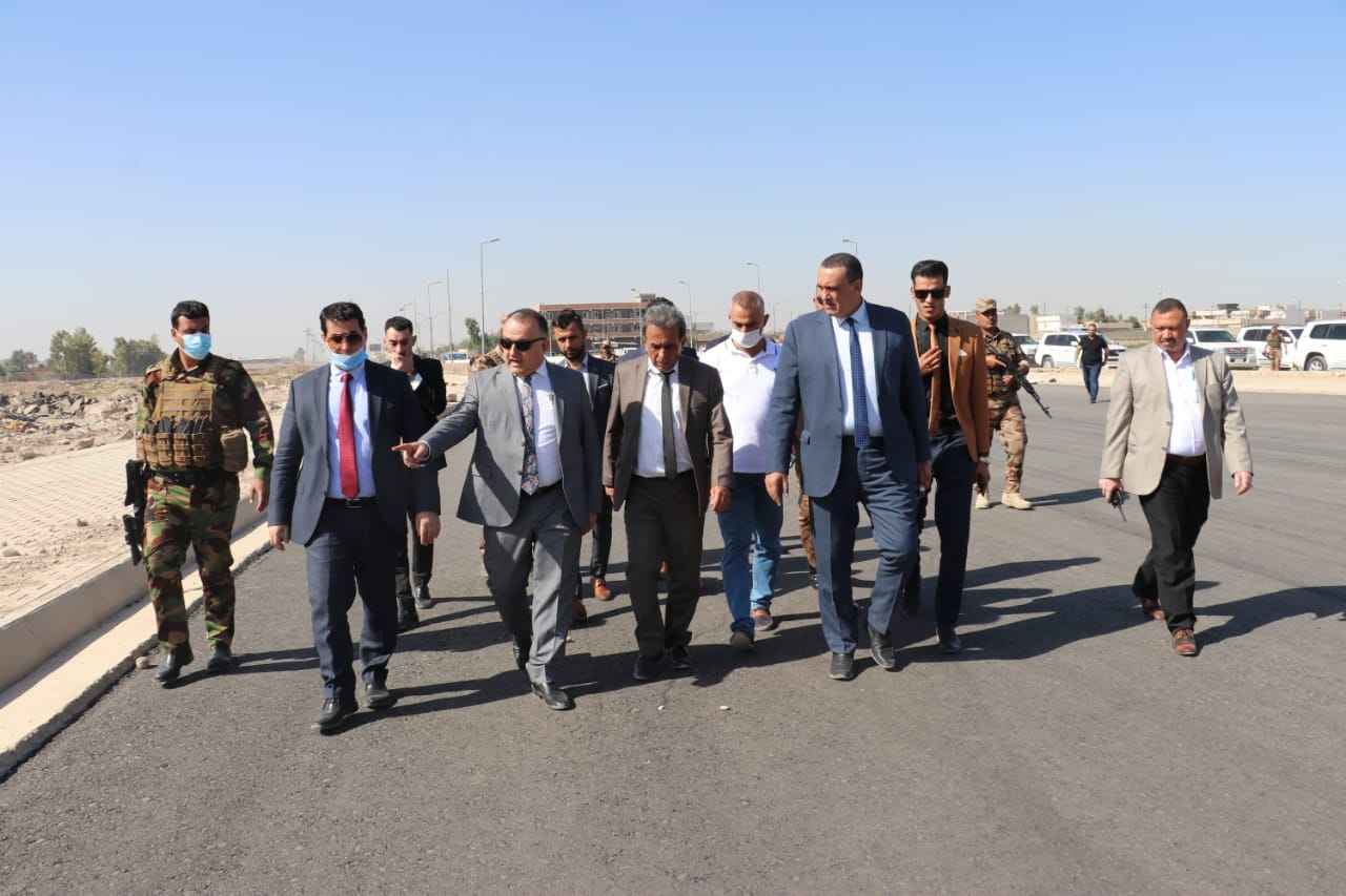       الجبوري  يتابع سير اعمال تبليط الطريق الرابط بين مبنى المحافظة / جسر دوميز / باتجاه الطريق الحولي .. ويشيد بجودة العمل المنفذ.