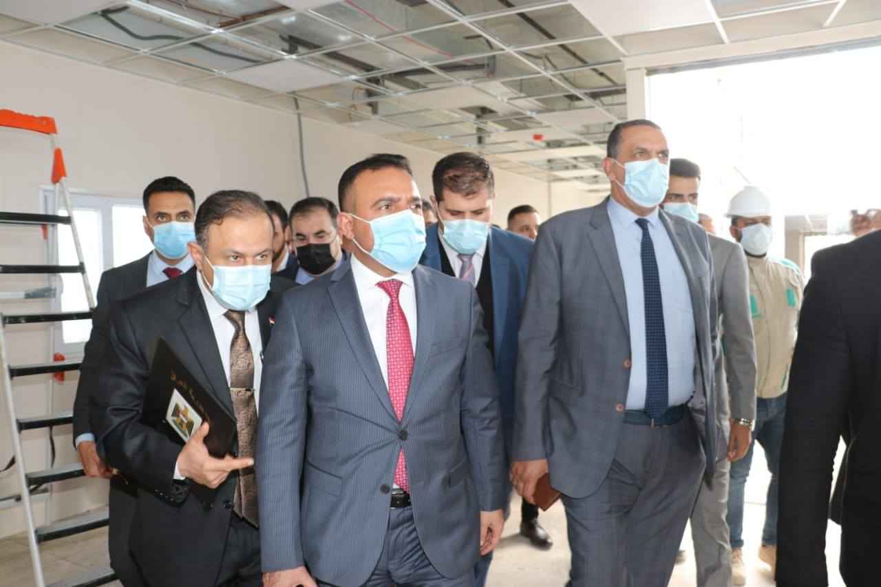 وزير الصحة  يطلع ميدانيا على مراحل انجاز مستشفى لمعالجة المصابين بكرونا بناحية تازه وبدعم العتبة العسكرية .