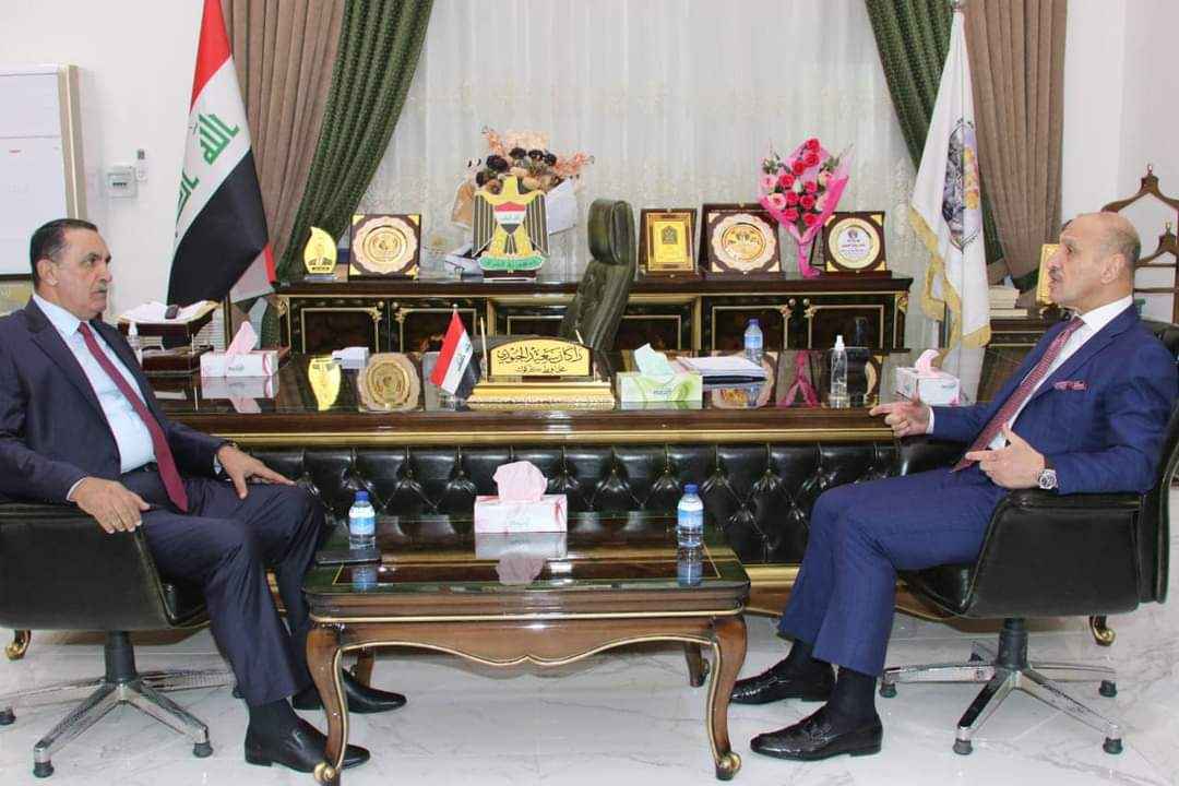 معالي وزير الشباب والرياضة يصل مبنى محافظة كركوك .