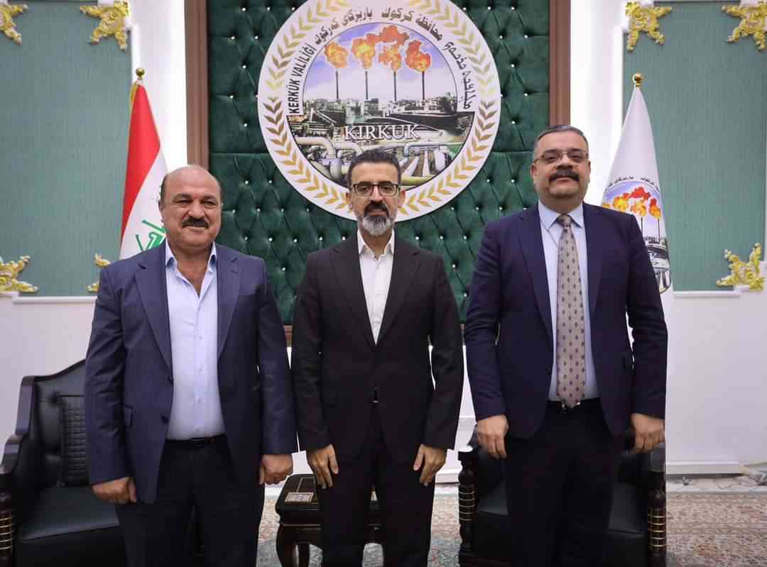 محافظ كركوك ريبوار طه   يستقبل السيد محمود عبد الجبار حسين المشايخي   مدير بريد وتوفير كركوك بحضور عضو مجلس محافظة كركوك هوشيار اغا