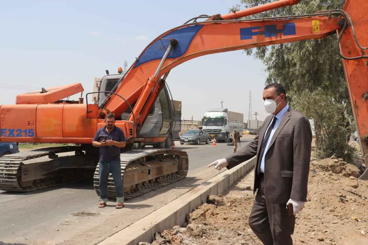 الجبوري  يتابع تنفيذ مشاريع المجاري ،والجزرات الوسطيه على الطريق الرئيس  بداقوق .