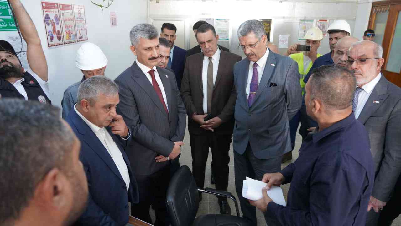 معالي نائب رئيس الوزراء لشؤون الطاقة وزير النفط المهندس حيان عبدالغني و السيد محافظ كركوك راكان سعيد الجبوري يطلعان على واقع عمل مصفاة كركوك داخل موقع شركة نفط الشمال .