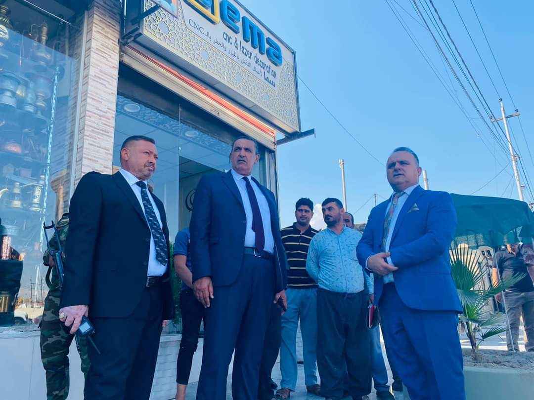 الجبوري  يتابع ميدانيا اعمال التبليط للشارع الرئيس بين جامع النور الكبير وصولاً للجسر الرابع .