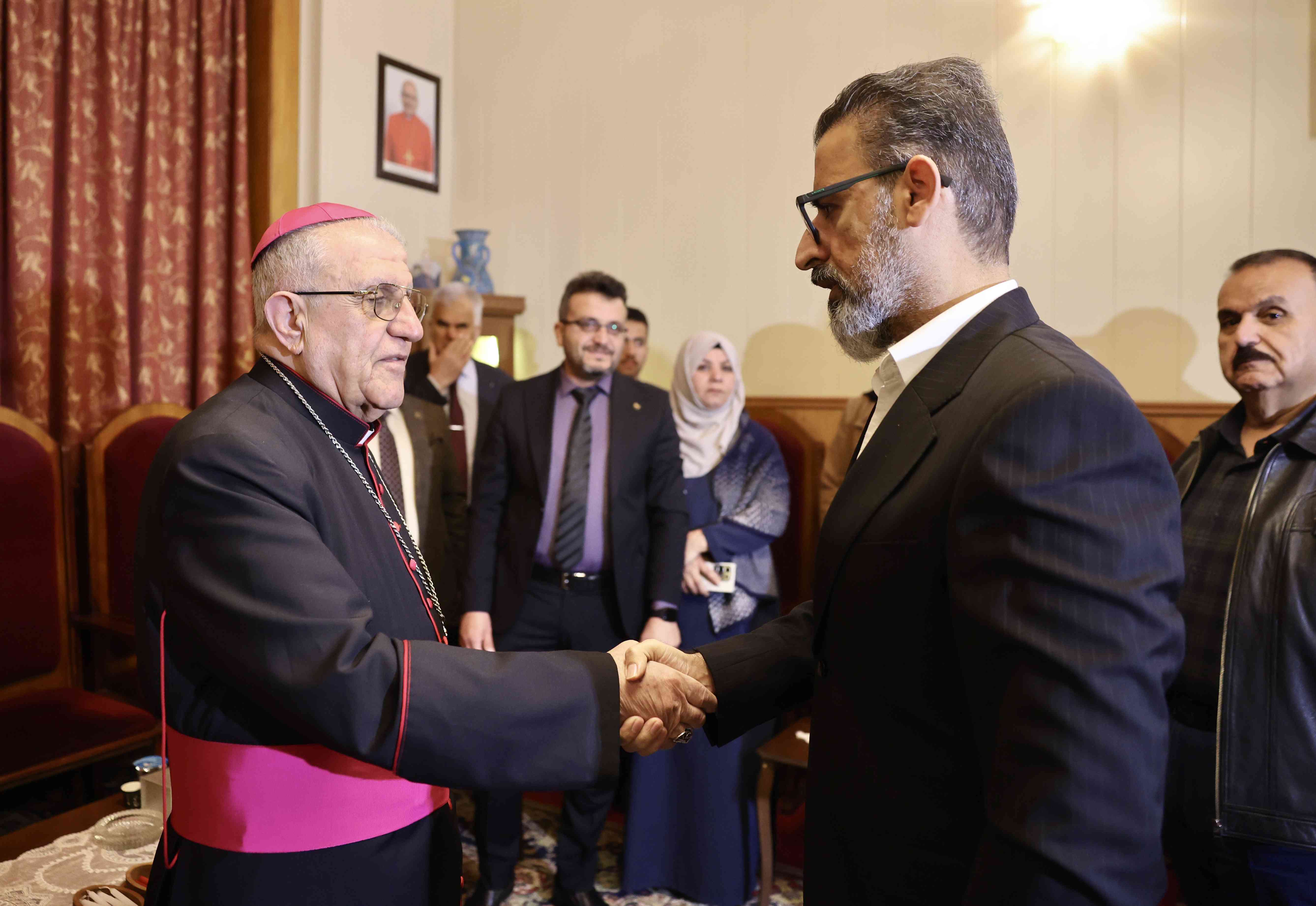 قدم السيد محافظ كركوك ريبوار طه   التهنئة إلى المطران الدكتور يوسف توما رئيس أساقفة كركوك والسليمانية للكلدان