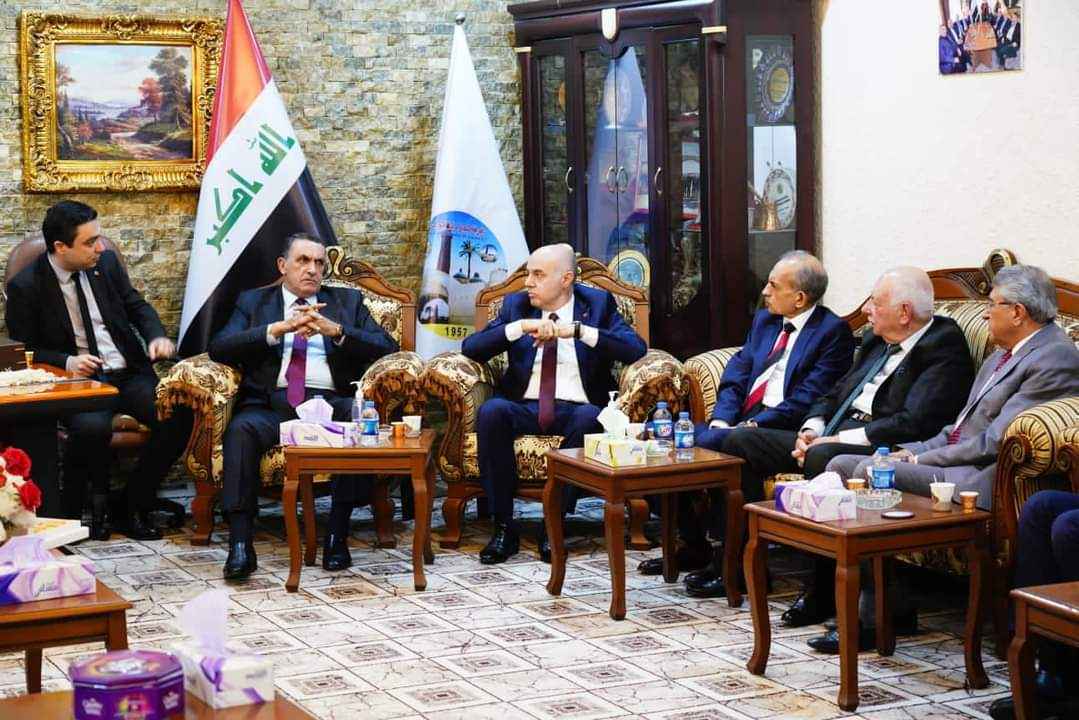 السيد محافظ كركوك راكان سعيد الجبوري والسيد رئيس الجبهة التركمانية العراقية حسن توران و السفير التركي في العراق السيد علي رضا كوناي خلال زيارتهم غرفة تجارة كركوك