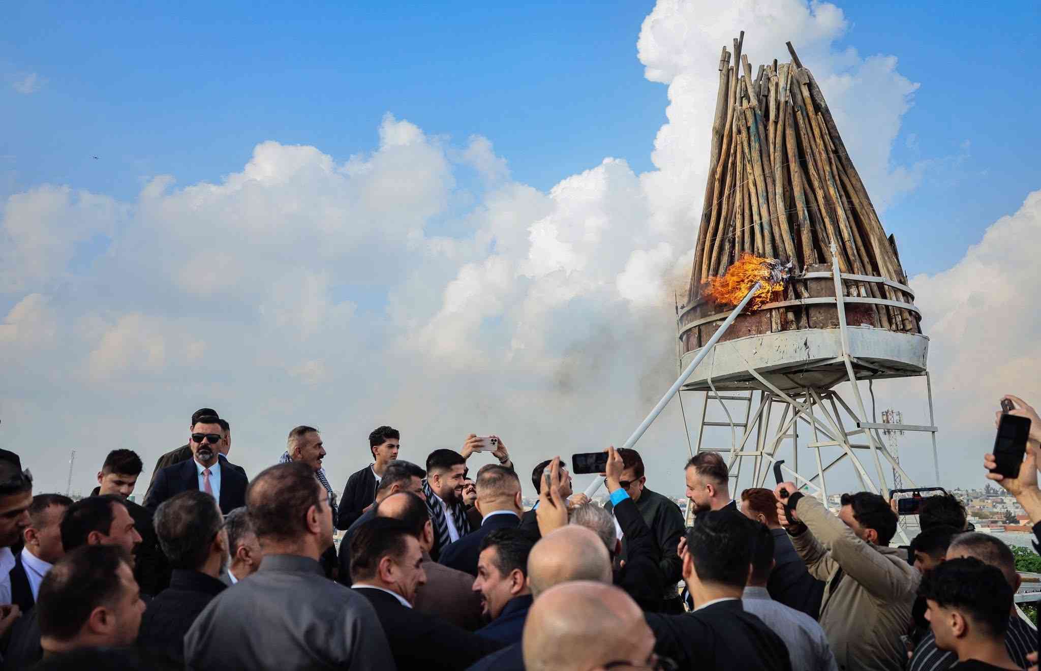 أوقد محافظ كركوك السيد ريبوار طه   مساء اليوم شعلة نوروز من أعالي قلعة كركوك التاريخية. 