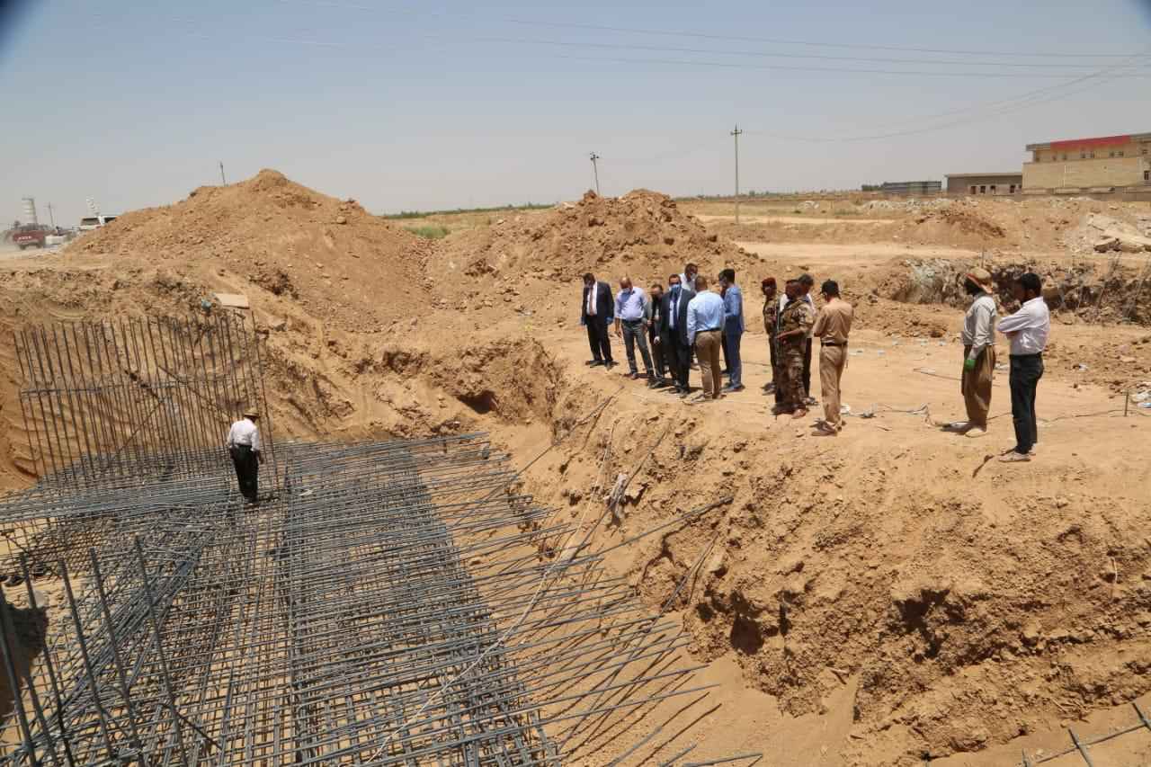 الجبوري  يشرف على مراحل انجاز الجسر الكونكريتي في قضاء الحويجة 