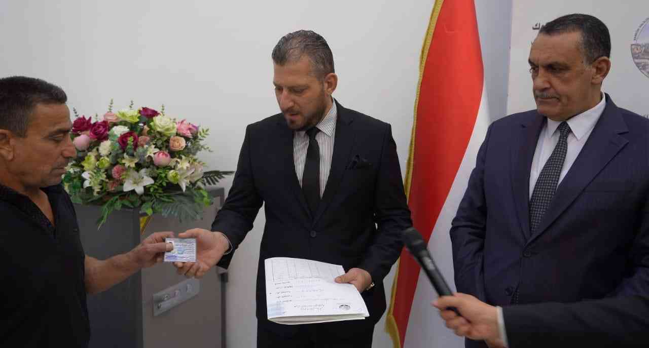 هوية تقاعد لاحد الموظفين الذين احيلوا على التقاعد بعد انجاز معاملته وتسليمه الهوية التقاعدية في اقل من 24ساعه .