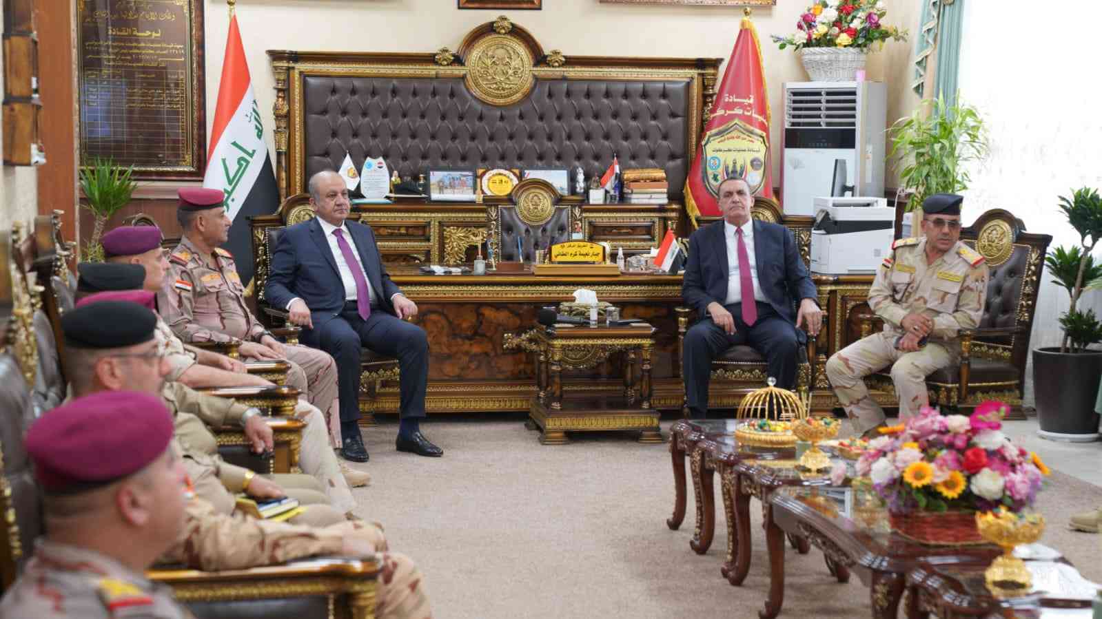 معالي وزير الدفاع   يبحث مع محافظ كركوك وعدد من القيادات الاوضاع الامنية وجهود تعزيز امن واستقرار كركوك .