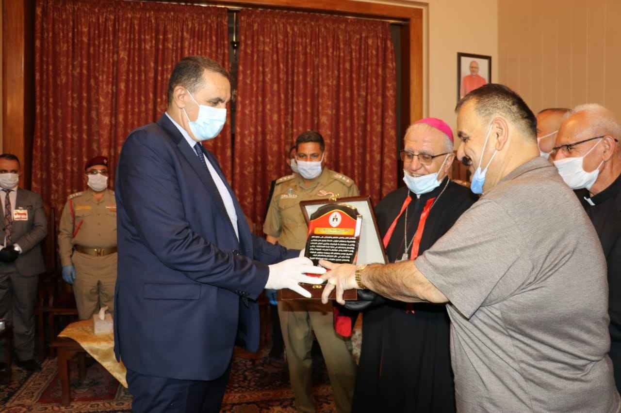  المطران يوسف توما  يكرم محافظ كركوك , وادارة الصحة لجهودهم في مواجهة كورونا واعمار المحافظة .