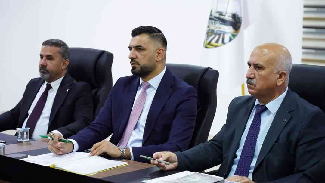 معاون المحافظ الفني يعقد اجتماع لايجاد حلول لتعارضات مشاريع البلدية .