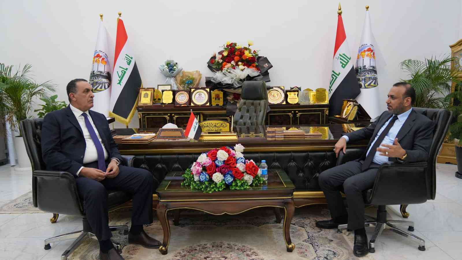 معالي وزير العمل والشؤون الاجتماعية  يقدم درع الوزارة والشكر للسيد محافظ كركوك .