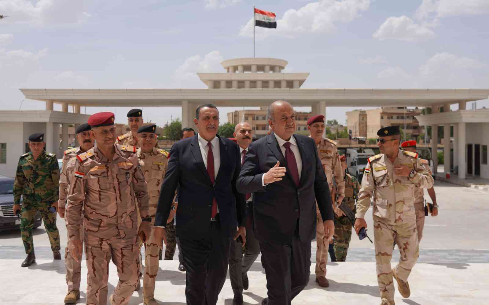 معالي وزير الدفاع يزور مبنى محافظة كركوك .