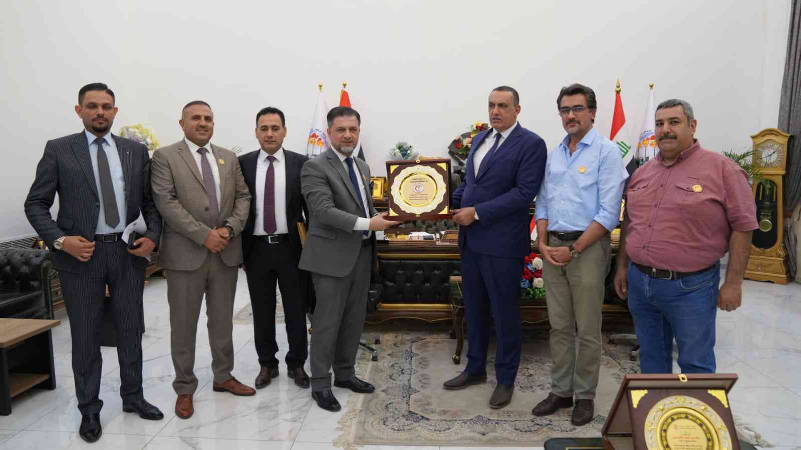 نقابة الاطباء في كركوك تقدم درعها للسيد المحافظ .