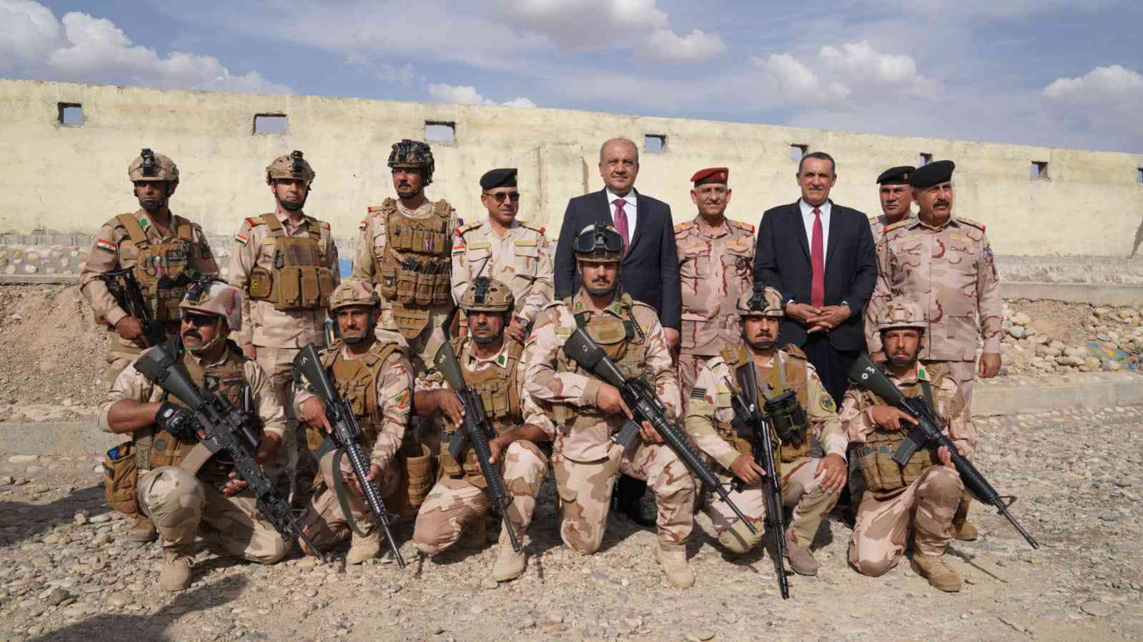 معالي وزير الدفاع السيد ثابت العباسي ،  يطلع ميدانياً على المواقع  العسكرية المحصنة ضمن اللواء 31 ضمن الفرقة الثامنة شمال شرق كركوك .