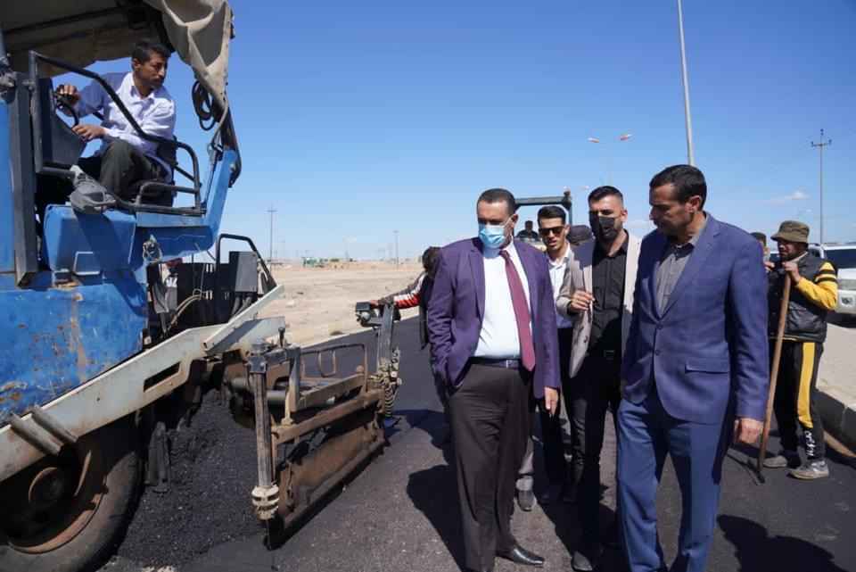 السيد محافظ كركوك  يتابع اعمال التبليط لمدخل الحويجة مع المعهد التقني .
